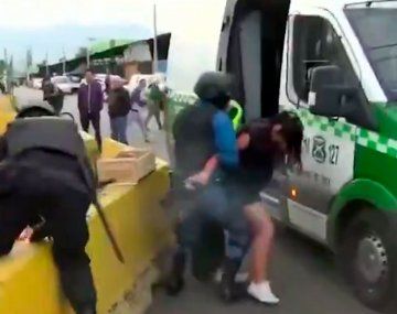 TV chilena: llevaban detenida a una mujer que le robó el arma a un policía y empezó a los tiros