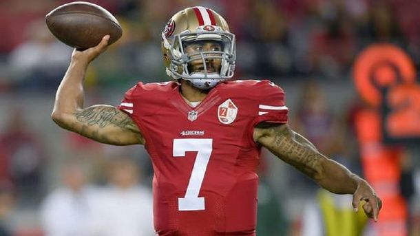 Un jugador de fútbol americano se negó a cantar el himno estadounidense