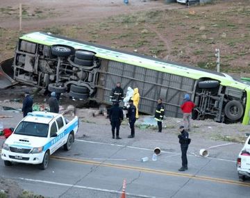 Así quedó el micro por doblar a 100 kilómetros en una curva cuyo máximo era 40