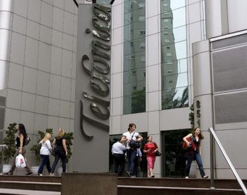 Telefónica cancela reparto de dividendos y baja sueldos a directivos