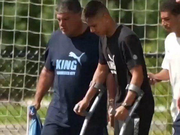 Alarma en el Manchester City: Diablito Echeverri apareció con muletas y bota ortopédica