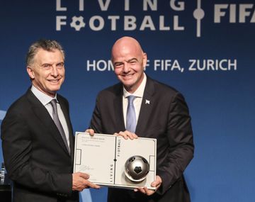 La FIFA premió a Macri por su aporte al fútbol