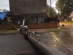 temporal en el amba: un poste de alta tension cayo sobre una casa en moron temporal en el amba: un poste de alta tension cayo sobre una casa en moron