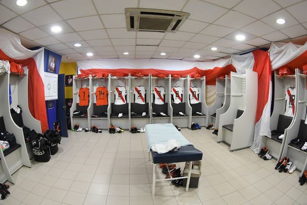 El vestuario de River en La Boca estaba decorado con banderas del Millonario