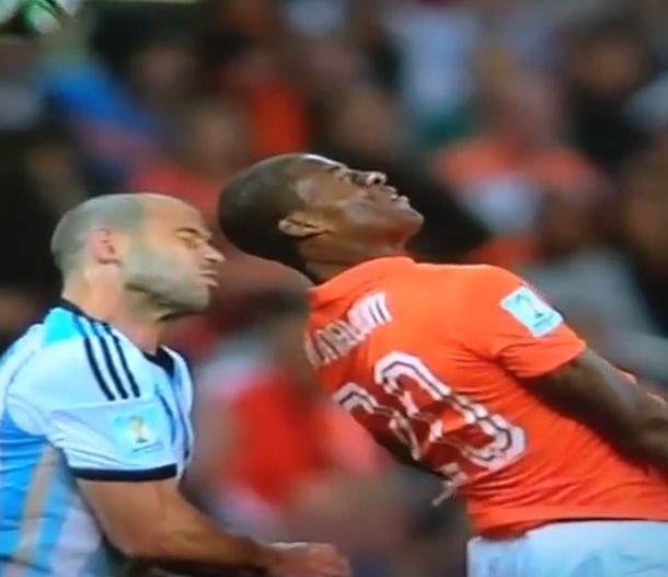 El golpe en la cabeza a Mascherano que alarmó al seleccionado argentino