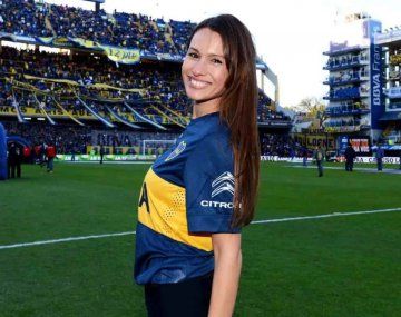 Pampita le cumplió el sueño a un nene hincha de Boca que no tenía entrada para la final