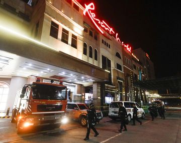 Bomberos en el acceso al hotel casino de la masacre