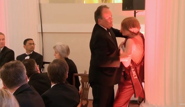 Inglaterra: un diputado conservador agredió a una activista de Greenpeace en medio de una gala