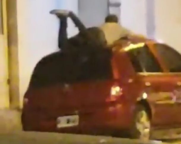 Santiago del Estero: un hombre se tiró en el techo de su auto para protegerlo del granizo