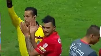 El argentino empujó al árbitro y lo terminó pagando muy caro El argentino empujó al árbitro y lo terminó pagando muy caro