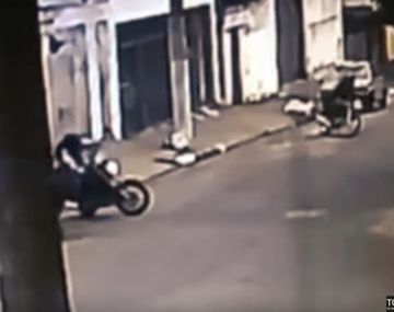 Un policía encubierto le disparó a un delincuente en moto que intentó robarle