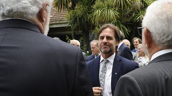 El presidente Luis Lacalle Pou no podrá viajar este lunes a la Antártida, pero está previsto que lo haga el martes. El presidente Luis Lacalle Pou no podrá viajar este lunes a la Antártida, pero está previsto que lo haga el martes.
