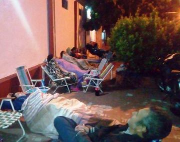 Acampan en un colegio por un banco para sus hijos