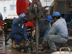 El petróleo trepó 10,3 por ciento a US$42,56, su mayor suba en 6 años