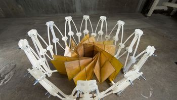 Escudo hecho en origami plegable. Escudo hecho en origami plegable.