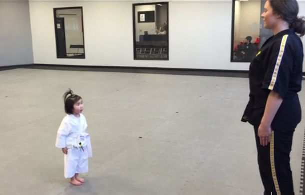 Así aprende karate una nena de 3 años
