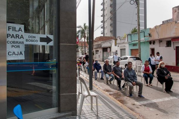 Cobro de jubilaciones. (Foto: NA)