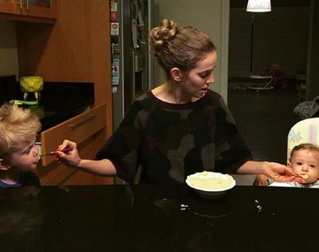 Luisana Lopilato y le da de comer a sus dos hijos a la vez.