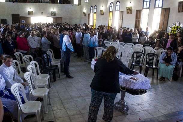 Miles se acercaron a despedir los restos del cura Viroche