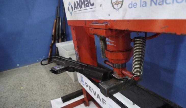 Santa Fe: en el primer día de desarme voluntario entregaron una ametralladora