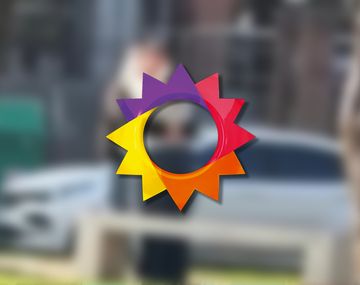Romance: dos famosos fueron vistos a los besos en pasillos de El Trece y confirmaron su relación