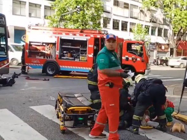 Un motociclista quedó con fractura expuesta tras chocar contra un colectivo en Barrio Norte