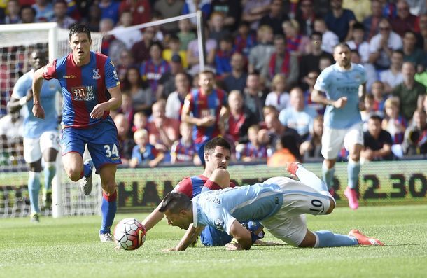 Criminal: mirá la tremenda patada que lesionó al Kun Agüero en la Premier League
