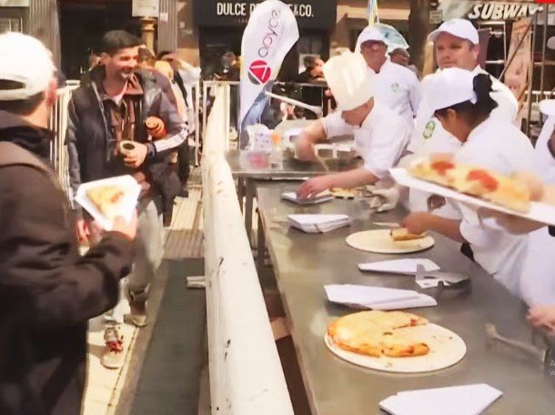 Pizza gratis en el Obelisco: una iniciativa que llevó 125 kilos de harina y 150 kilos de queso