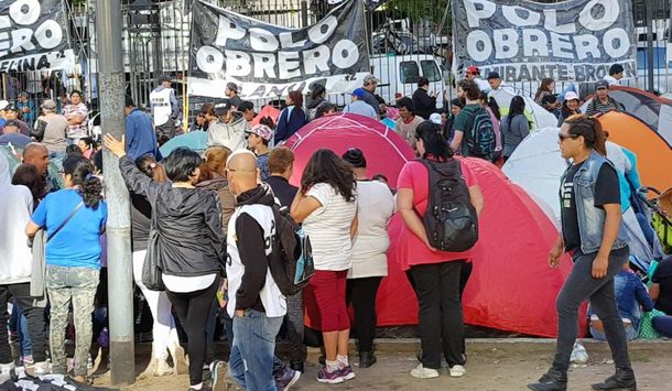 Piqueteros instalaron carpas en plena avenida 9 de Julio. Foto @solotransito.