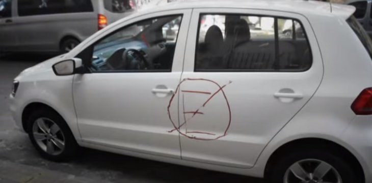 plata-auto-escrachadojpg