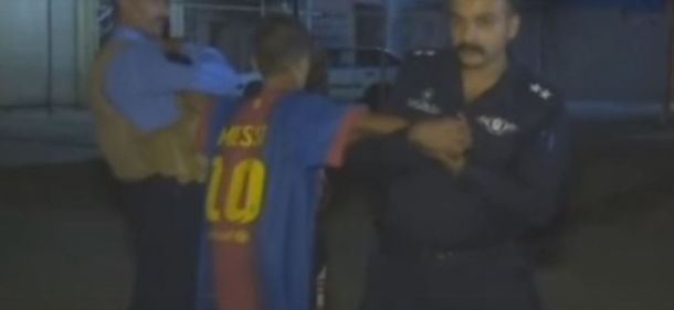 VIDEO: Un nene de 12 años de ISIS con un chaleco suicida y la camiseta de Messi es capturado