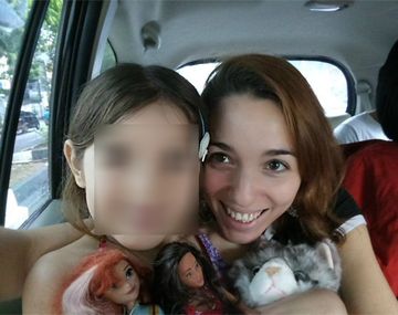 Alum junto a su mamá