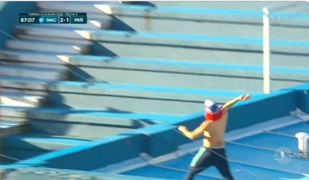 Incidentes en el clásico uruguayo entre hinchas de Nacional y Peñarol