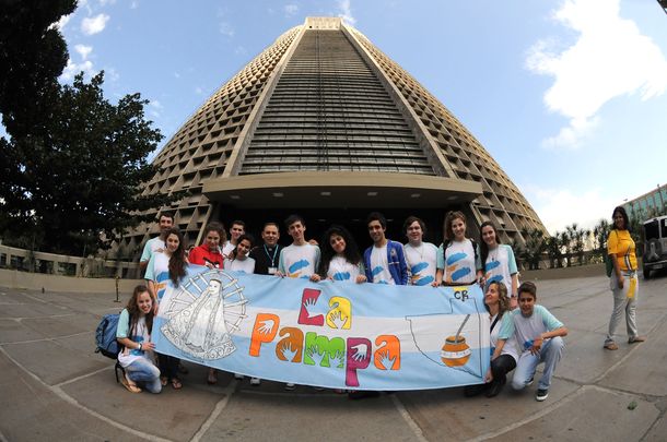Jóvenes argentinos invaden las calles de Río de Janeiro