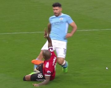 Young casi lesiona de nuevo a Agüero, pero el árbitro no cobró el penal