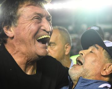 Julio César Falcioni y Diego Maradona se abrazaron tras el empate