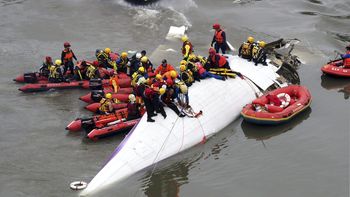 las imagenes del accidente aereo en taiwan las imagenes del accidente aereo en taiwan