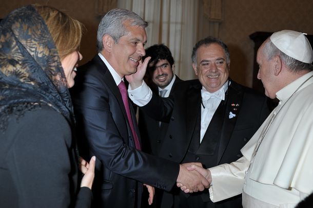 Transmiten al Papa la satisfacción de Cristina por mediar entre Cuba y EE.UU.