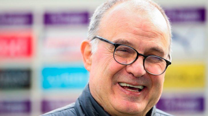 El delantero del Leeds Patrick Bamford reveló por qué Bielsa usa los lentes torcidos