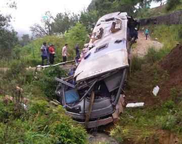 Desbarrancó un micro: 9 muertos