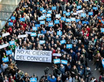 Masiva marcha de científicos e investigadores en defensa del Conicet tras ataques de Milei