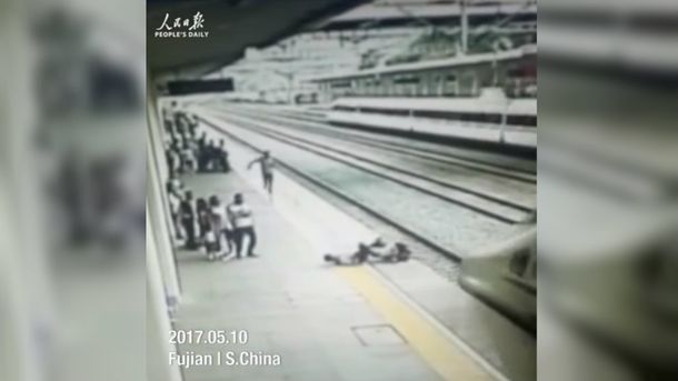 La empleada reaccionó rápido y salvó a la joven