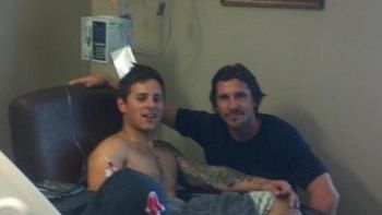 batman visito a las victimas del tiroteo de colorado batman visito a las victimas del tiroteo de colorado