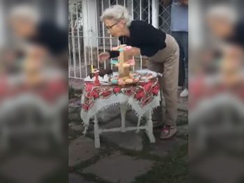 Cumplió 84 años y sus vecinos le festejaron en la calle con barbijos y conservando las distancias