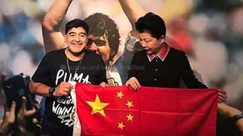 El astro posa con la bandera china en su nueva aventura El astro posa con la bandera china en su nueva aventura