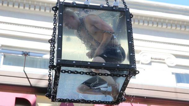 La vergüenza de Houdini: un escapista casi muere ahogado durante un truco