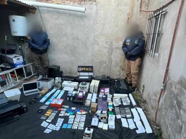 También tenían chaleco antibalas, un revólver calibre .22, municiones y cartuchos de bala También tenían chaleco antibalas, un revólver calibre .22, municiones y cartuchos de bala