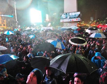 {altText(,#NoTeVayasLio: los argentinos se empaparon para suplicar por la Pulga)}