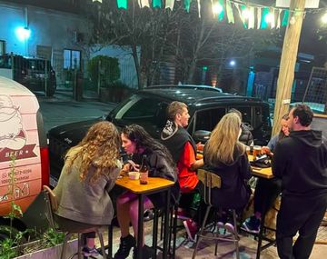 Un comerciante cerró su cervecería en Castelar por la crisis económica y lo mandaron a aprender a votar