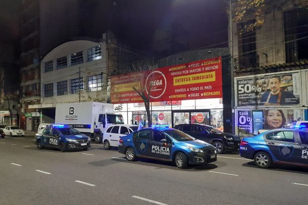 Ciudad: organizaron una fiesta electrónica en una mueblería en plena cuarentena